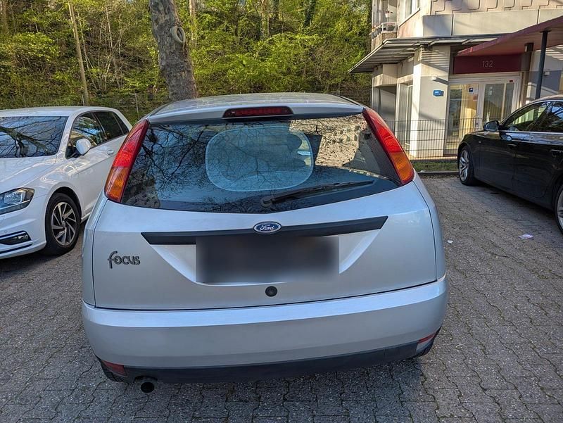 Second-hand Ford Focus 115 CP (84 kW) 2001 Argintiu Berlinǎ