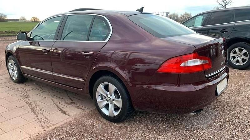 Gebraucht Skoda Superb 140 PS (102 kW) 2010 Rot Limousine