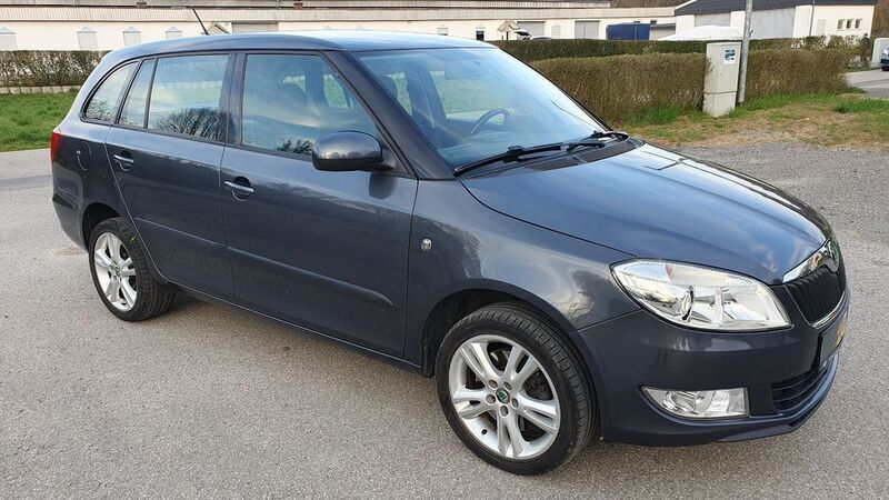 Grau Gebraucht 2012 Skoda Fabia Elegance Kombi | 6.950 € (Fairer Preis) - Bild 1/4