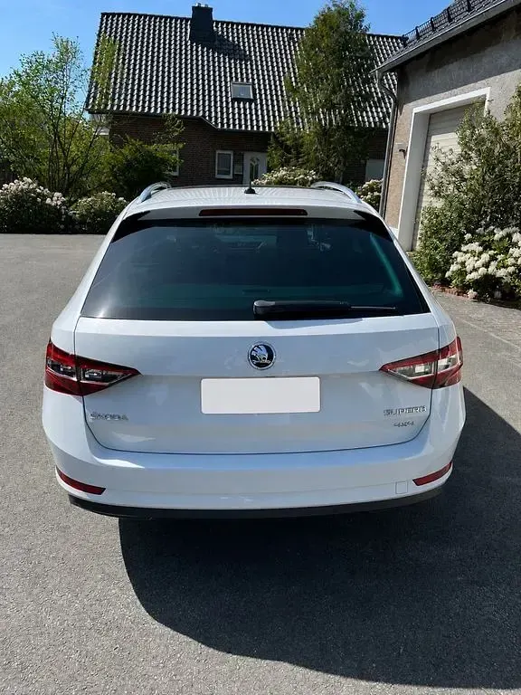 Gebraucht Skoda Superb LAURIN & KLEMENT 190 PS (139 kW) 2017 Weiß Kombi