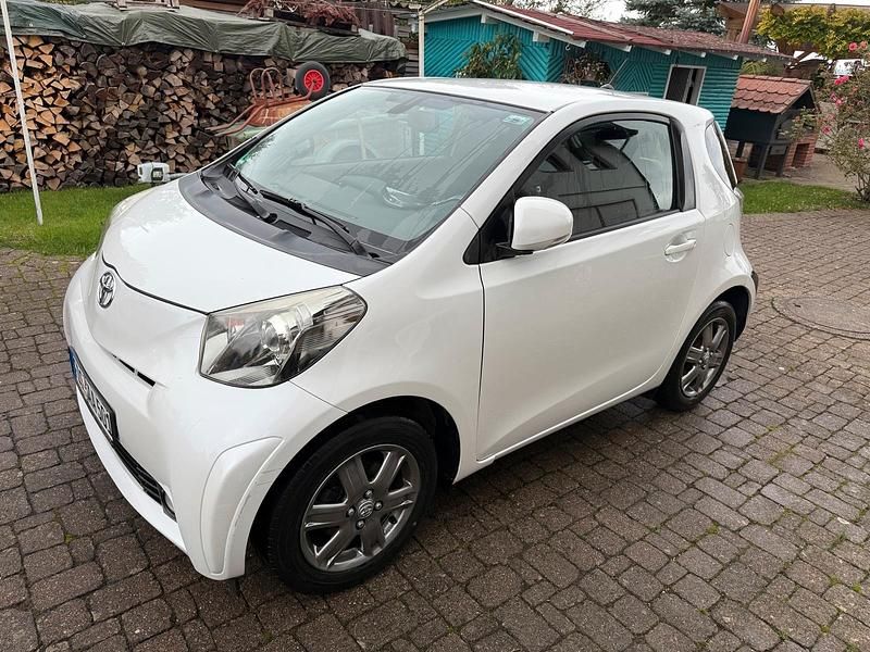 Weiß Gebraucht 2009 Toyota iQ Kleinwagen | 3.100 € (Fairer Preis) - Bild 1/4