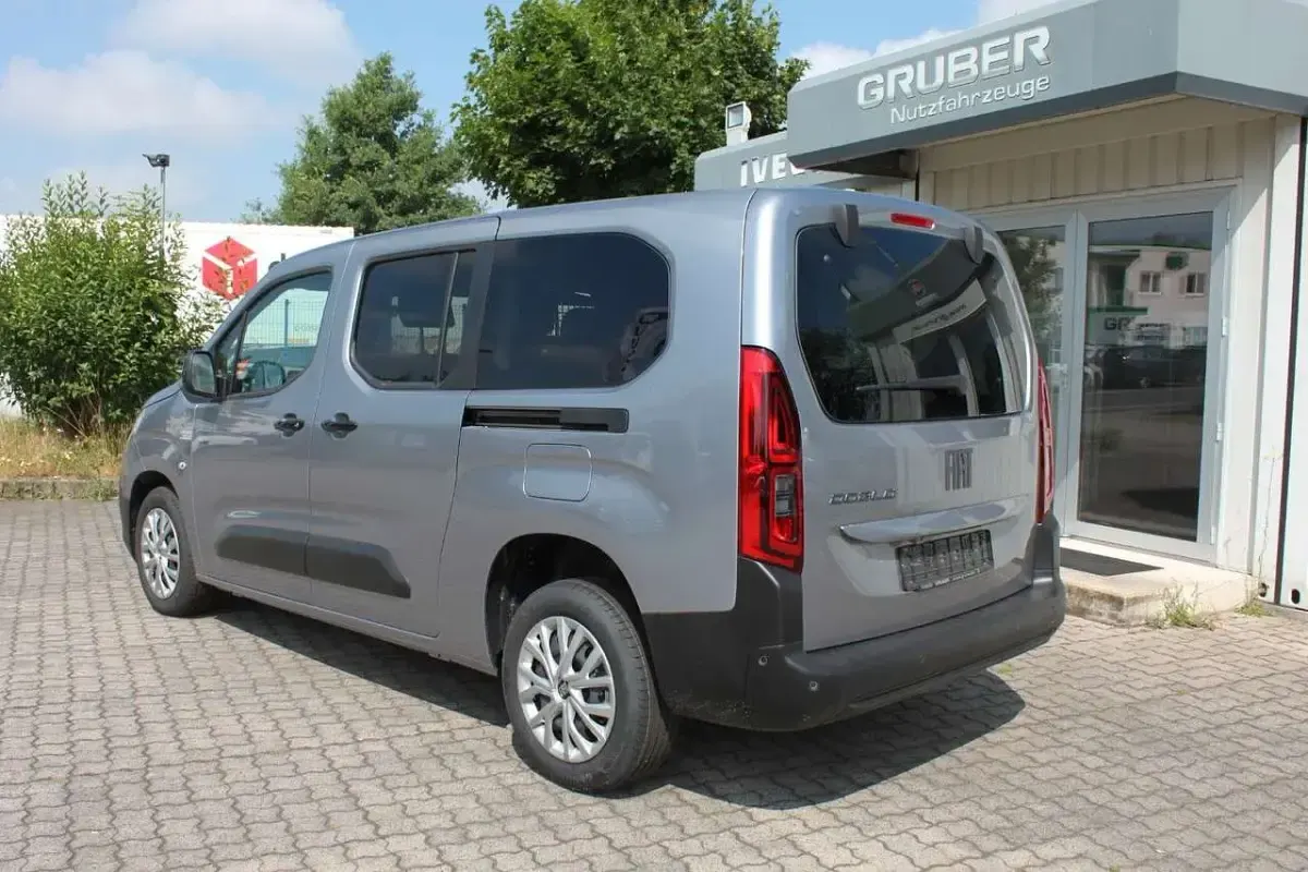 Neu Fiat Doblò 131 PS (96 kW) 2026 Grau Van / Kleinbus