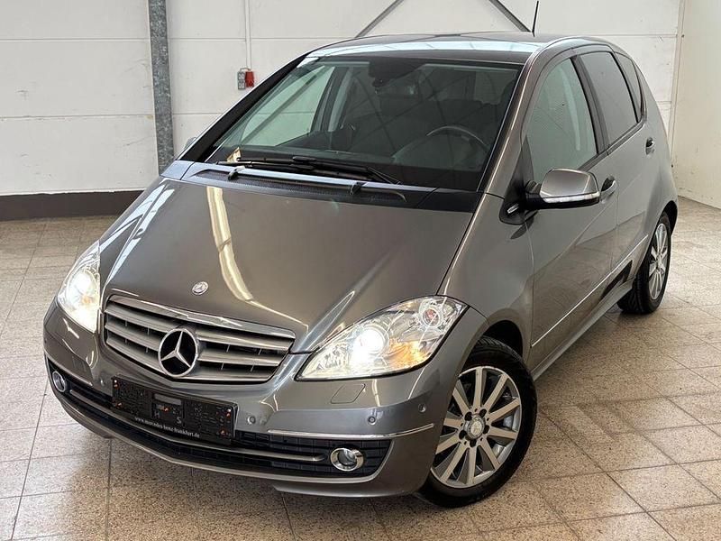 Grau Gebraucht 2011 Mercedes A200 Elegance Limousine | 4.440 € (Superpreis) - Bild 1/4