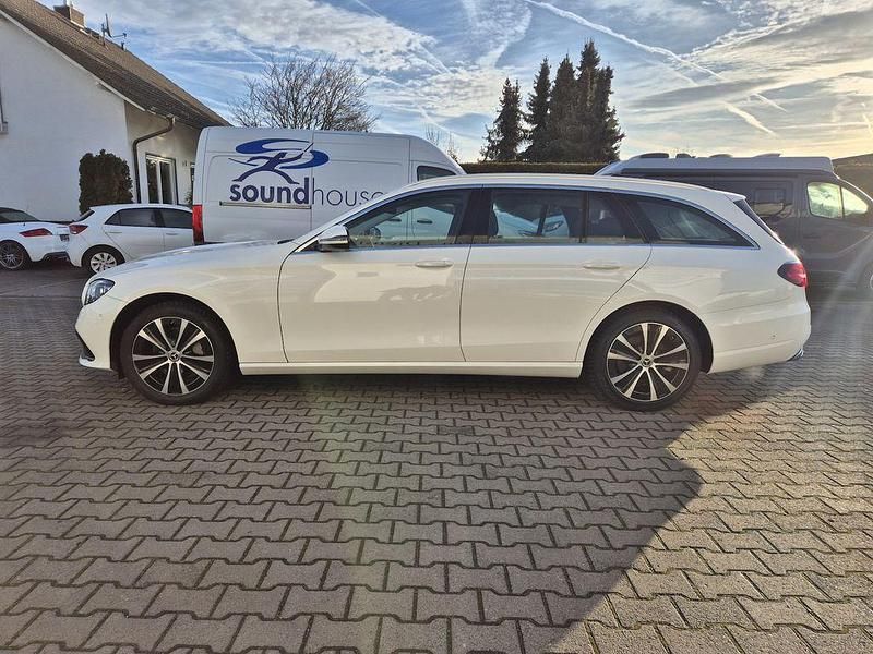 Gebraucht Mercedes E300 Avantgarde 320 PS (235 kW) 2021 Polarweiss Kombi