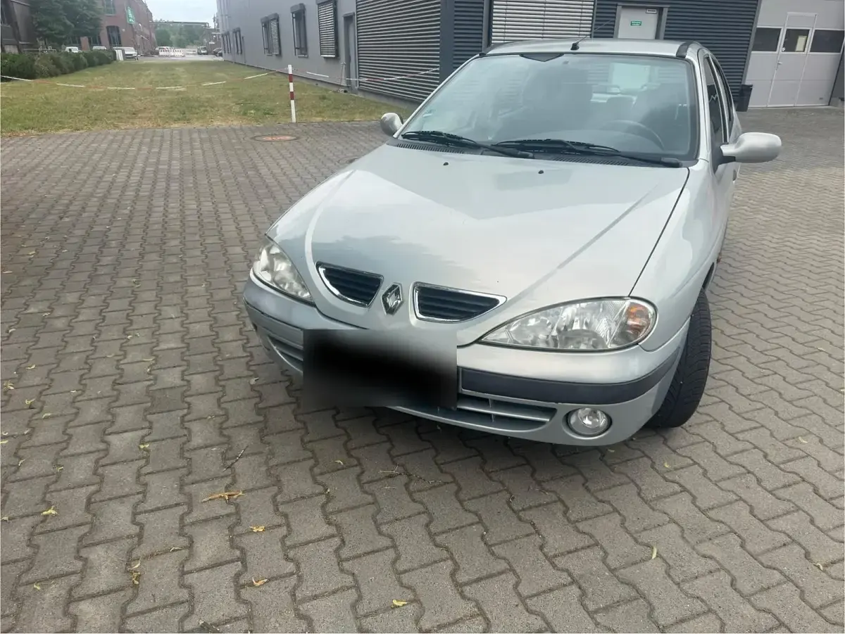 Gebraucht Renault Mégane 105 PS (77 kW) 2000 Silber Limousine