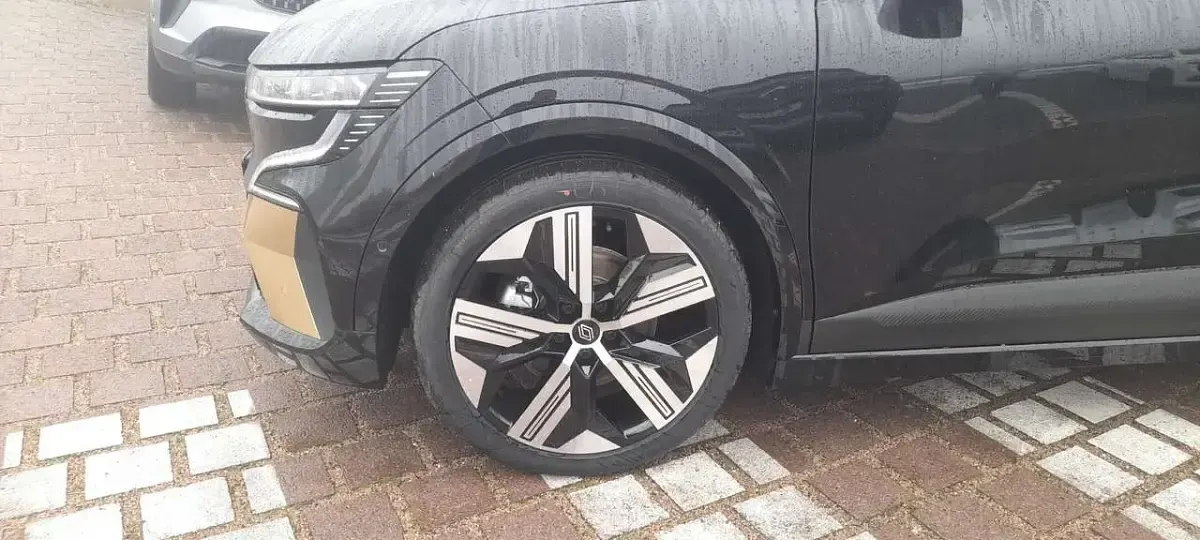 Gebraucht Renault Megane E-Tech Iconic 160 kW (218 PS) 2023 Blackpearlschwarz/ grau Limousine