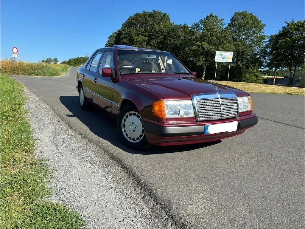 Gebraucht Mercedes E230 132 PS (97 kW) 1990 Rot Limousine