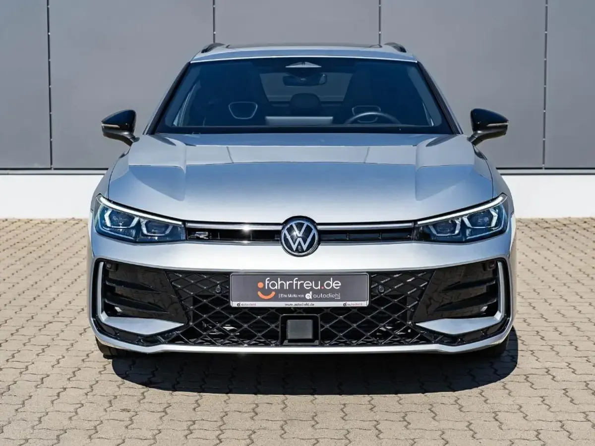 Gebraucht VW Passat R-line 150 PS (110 kW) 2024 Silber Kombi