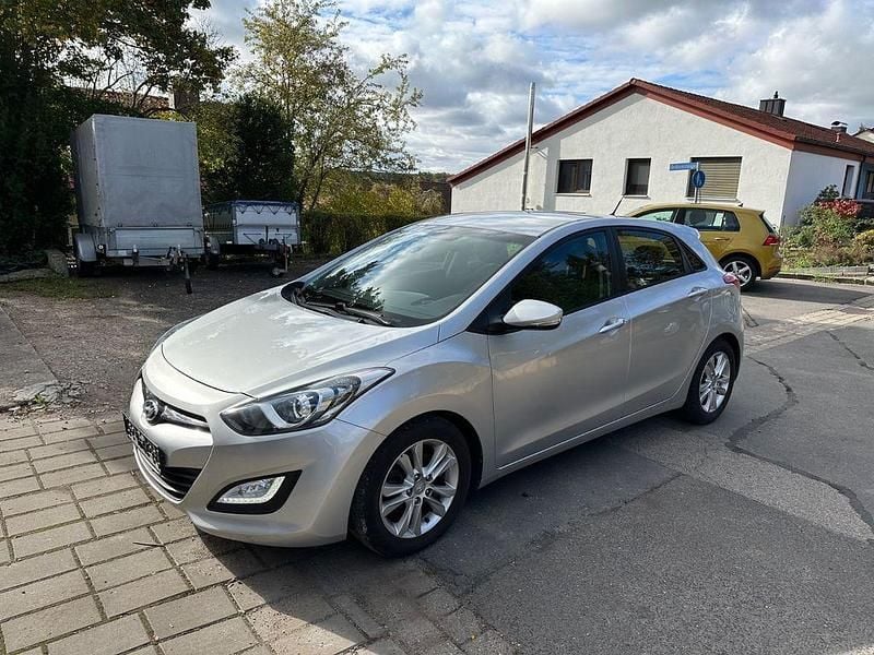 Silber Gebraucht 2012 Hyundai i30 Intro Edition Limousine | 3.950 € (Guter Preis) - Bild 1/4