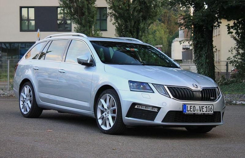 Silber Gebraucht 2018 Skoda Octavia RS Limousine | 15.470 € (Fairer Preis) - Bild 1/4