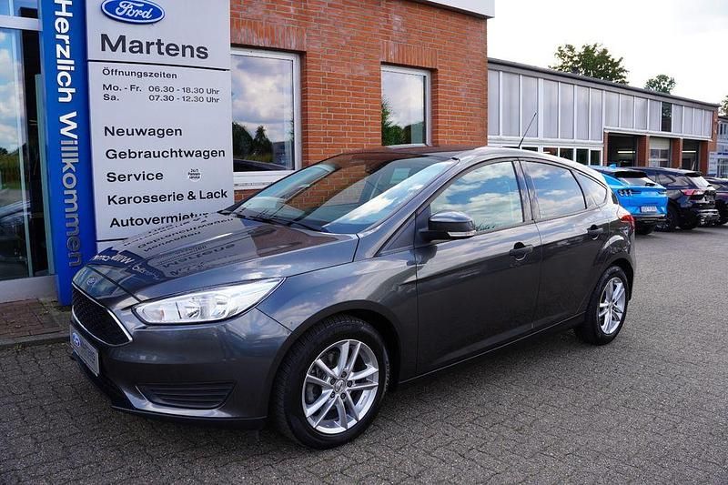 Grau Gebraucht 2017 Ford Focus Cool & Sound Edition Limousine | 10.490 € (Fairer Preis) - Bild 1/4