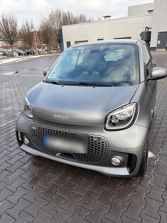 Grau Gebraucht 2023 Smart ForTwo Coupé Coupé | 16.699 € (Teuer) - Bild 1/4