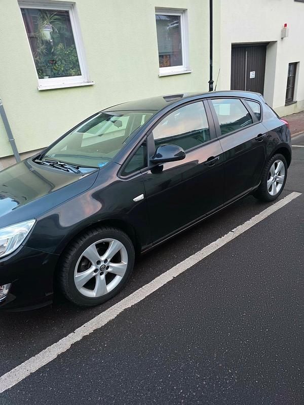 Gebraucht Opel Astra 140 PS (102 kW) 2010 Schwarz Kleinwagen