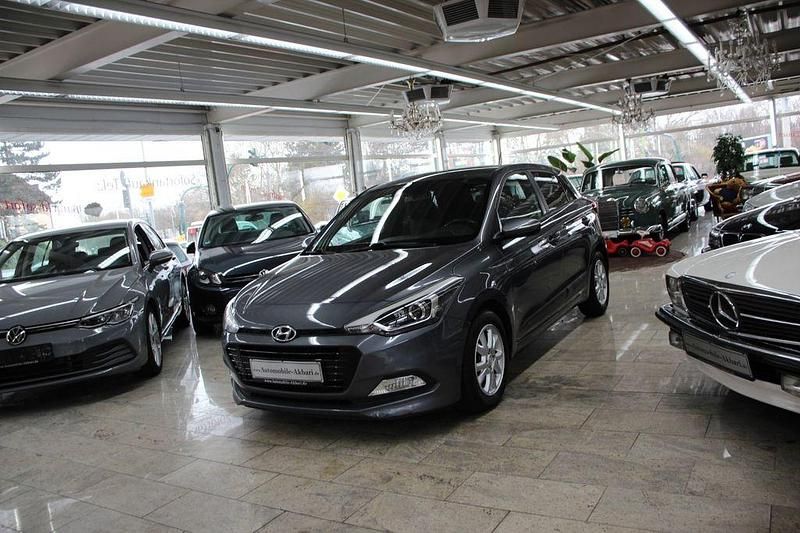 Gebraucht Hyundai i20 Passion 101 PS (74 kW) 2016 Grau Limousine