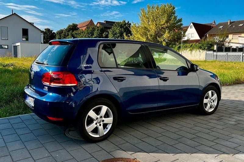 Blau Gebraucht 2010 VW Golf VI Team Limousine | 7.277 € - Bild 1/4