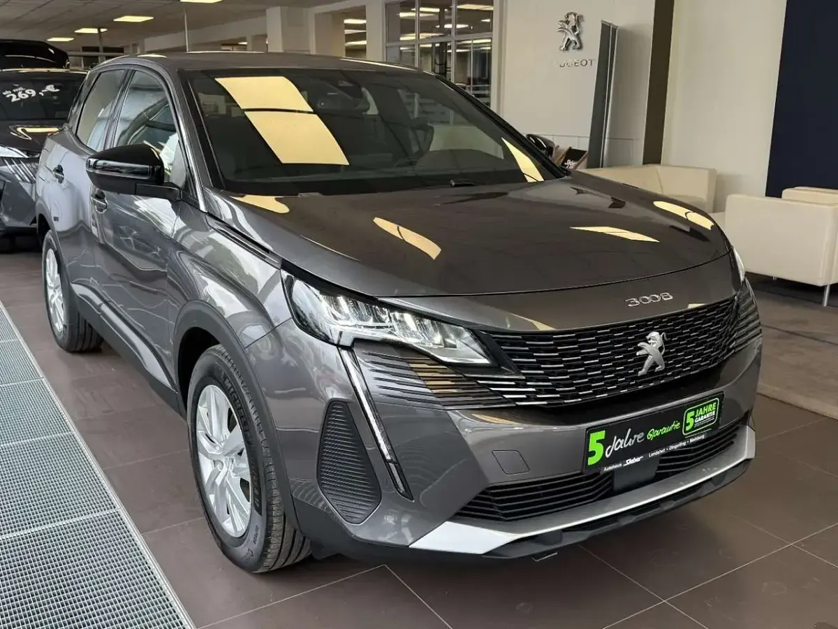 Gebraucht Peugeot 3008 Active 136 PS (100 kW) 2024 Lackierung platiniumgrau/meta SUV