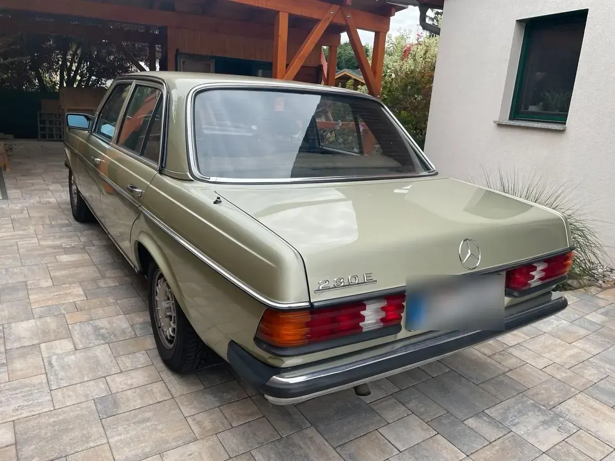 Gebraucht Mercedes E230 135 PS (99 kW) 1982 Grün Limousine