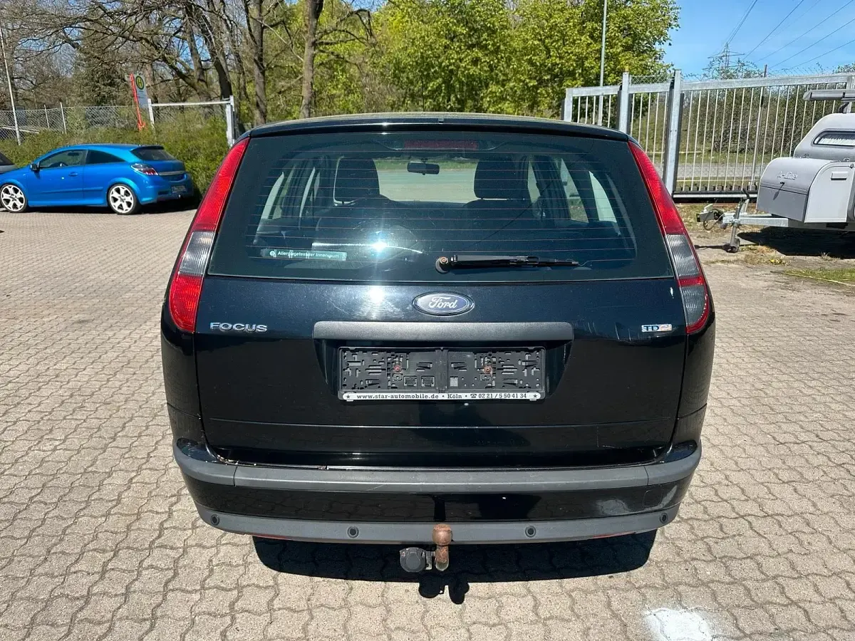 Używany Ford Focus 110 KM (80 kW) 2006 Czarny Kombi