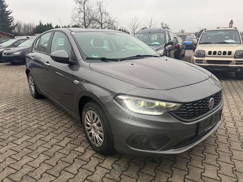 Grau Gebraucht 2017 Fiat Tipo Easy Limousine | 3.950 € (Fairer Preis) - Bild 1/4