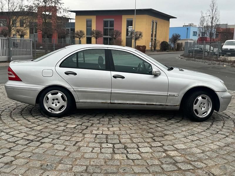 Gebraucht Mercedes C180 129 PS (94 kW) 2002 Silber Limousine