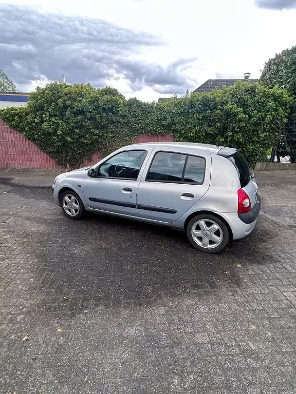 Używany Renault Clio II Authentique 75 KM (55 kW) 2002 Szary Sedan/Limuzyna