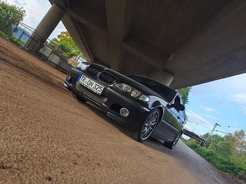 Schwarz Gebraucht 2003 BMW 325 M Sport Kombi | 4.490 € (Fairer Preis) - Bild 1/4