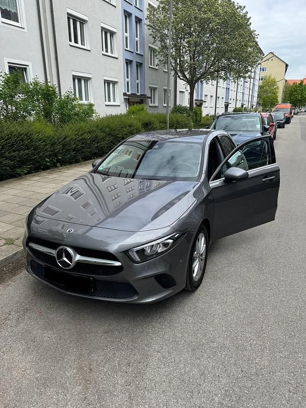 Grau Gebraucht 2022 Mercedes A200 Limousine | 27.900 € (Fairer Preis) - Bild 1/4