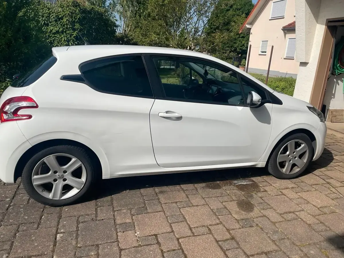 Gebraucht Peugeot 208 82 PS (60 kW) 2013 Weiß Kleinwagen