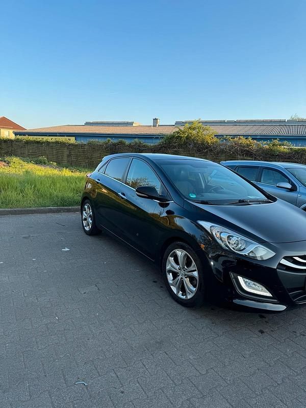 Gebraucht Hyundai i30 Edition 135 PS (99 kW) 2015 Schwarz Limousine