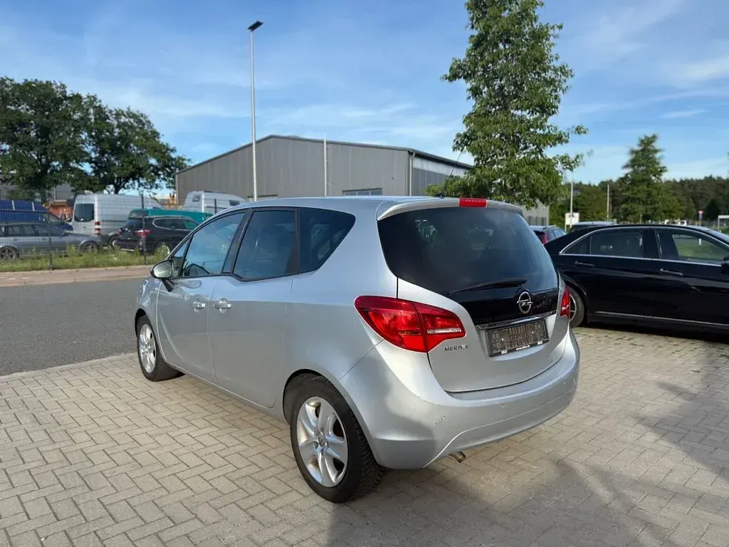 Gebraucht Opel Meriva Design Edition 101 PS (74 kW) 2011 Silber Van / Kleinbus