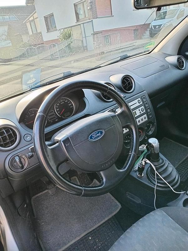 Gebraucht Ford Fiesta 70 PS (51 kW) 2005 Silber Kleinwagen