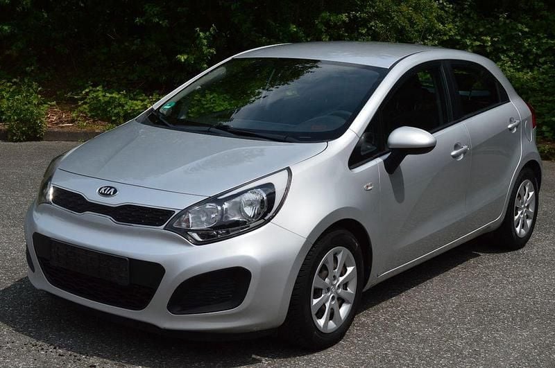 Silber Gebraucht 2015 Kia Rio Edition 7 Limousine | 6.599 € (Fairer Preis) - Bild 1/4