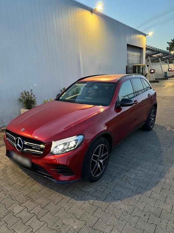 Rot Gebraucht 2017 Mercedes GLC250 AMG line SUV | 29.550 € (Etwas zu teuer) - Bild 1/4