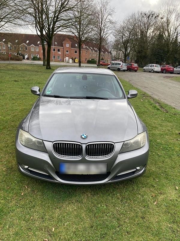 Gebraucht BMW 320 Lifestyle 184 PS (135 kW) 2011 Grau Limousine