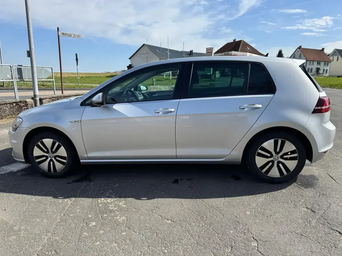 Gebraucht VW e-Golf 85 kW (116 PS) 2016 Silber Kleinwagen