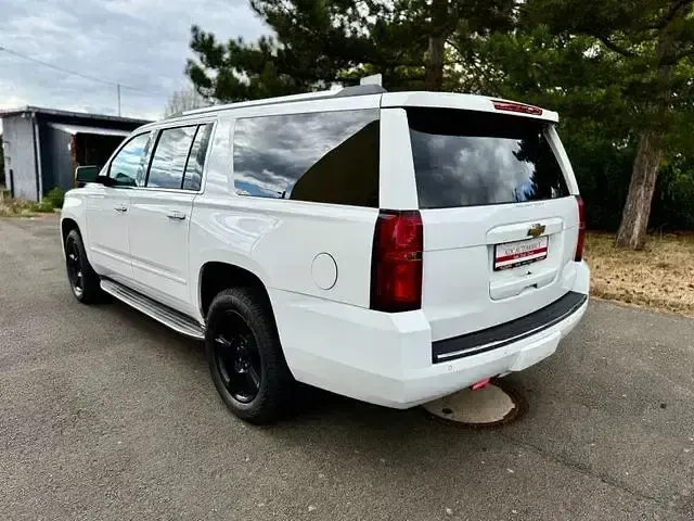 Używany Chevrolet Suburban 355 KM (261 kW) 2014 Biały SUV