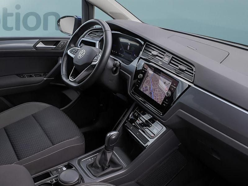 Second-hand VW Touran 150 CP (110 kW) 2023 Albastru Monovolum