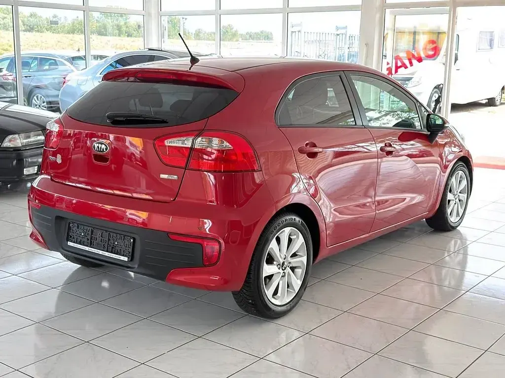 Gebraucht Kia Rio DREAM-TEAM Edition 84 PS (61 kW) 2015 Rot Limousine
