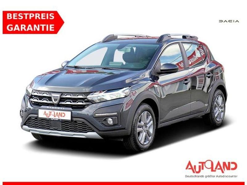 Grau comete (metallic) Gebraucht 2023 Dacia Sandero Stepway Kleinwagen | 17.990 € (Fairer Preis) - Bild 1/4