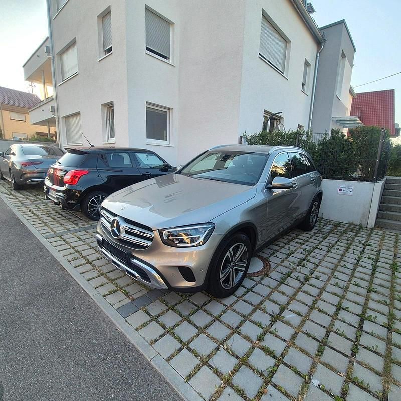 Grau Gebraucht 2019 Mercedes GLC220 SUV | 29.950 € (Fairer Preis) - Bild 1/4