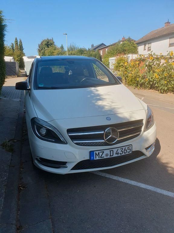 Weiß Gebraucht 2013 Mercedes B180 Van / Kleinbus | 10.900 € (Teuer) - Bild 1/4