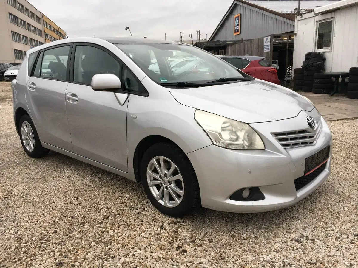 Gebraucht Toyota Verso Edition 147 PS (108 kW) 2011 Silber Van / Kleinbus