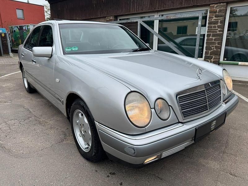 Usata Mercedes E240 Elegance 170 CV (125 kW) 1998 Argento Berlina