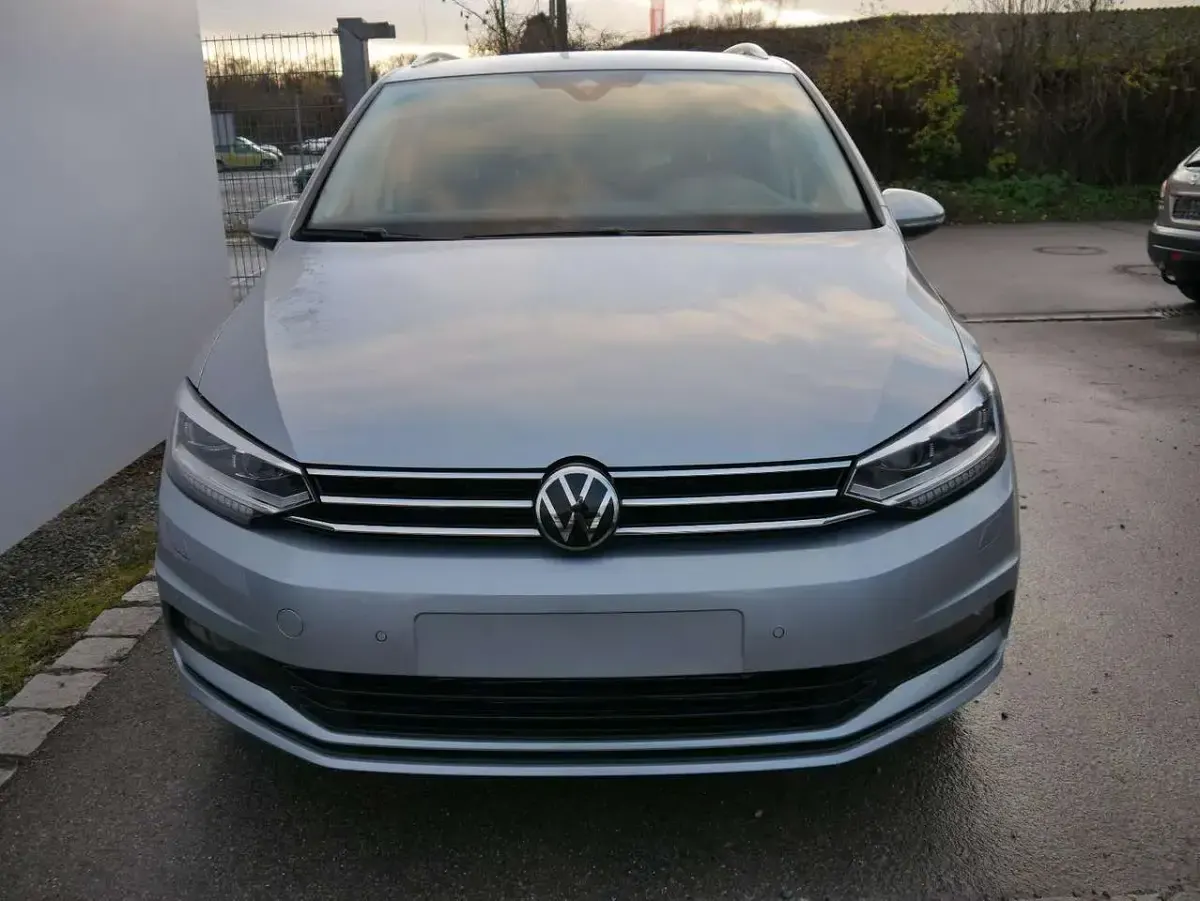 Neu VW Touran Comfortline 150 PS (110 kW) 2026 Oyster silver metallic Van / Kleinbus