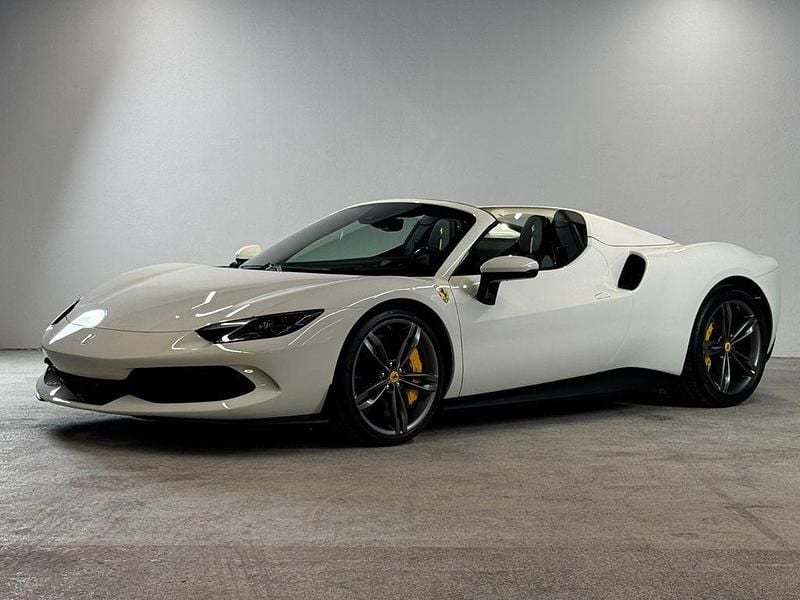 Gebraucht Ferrari 296 143 PS (105 kW) 2025 Weiß Cabrio