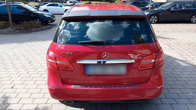 Gebraucht Mercedes B180 122 PS (89 kW) 2012 Rot Van / Kleinbus