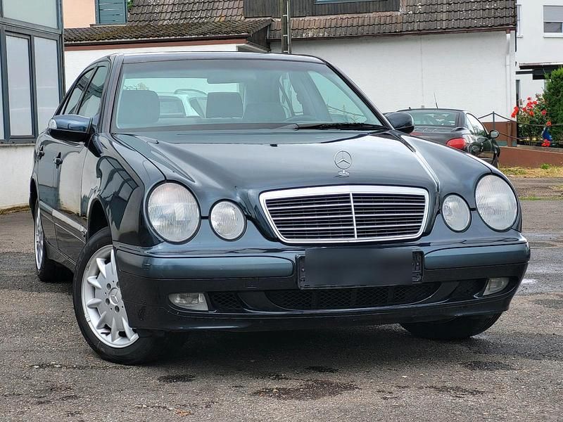 Schwarz Gebraucht 1999 Mercedes E220 Classic Limousine | 5.600 € - Bild 1/4