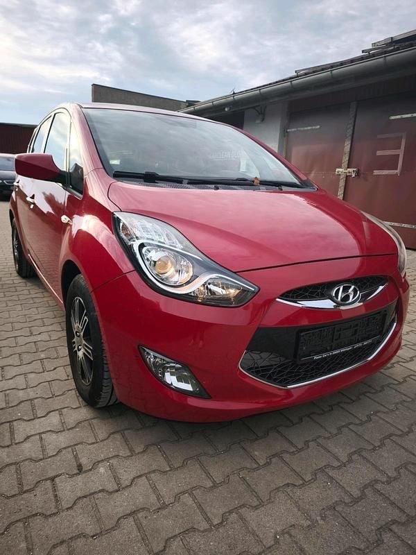 Rot Gebraucht 2014 Hyundai ix20 Van / Kleinbus | 6.399 € (Superpreis) - Bild 1/4
