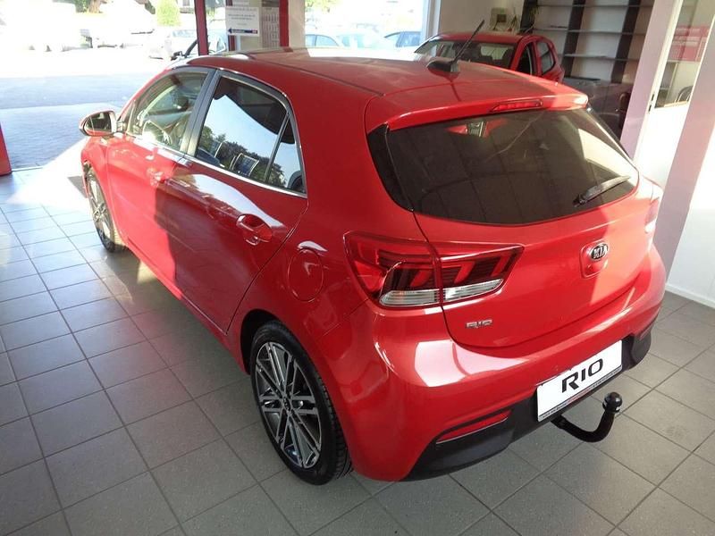Gebraucht Kia Rio Platinum Edition 99 PS (72 kW) 2017 (beg) signalrot met. Kleinwagen