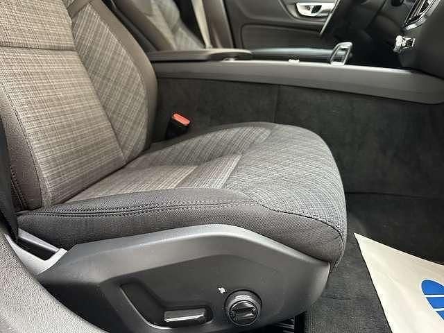 Schwarz metallic Gebraucht 2023 Volvo V60 Core Kombi | 33.940 € (Superpreis) - Bild 1/1